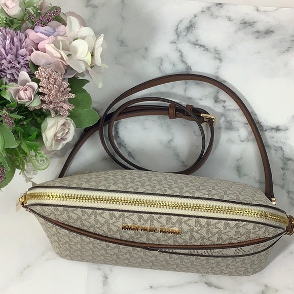 NWT Michael Kors Jet Set Medium Crossbody Leather Handbag (VANILLA) - Picture 4 of 6